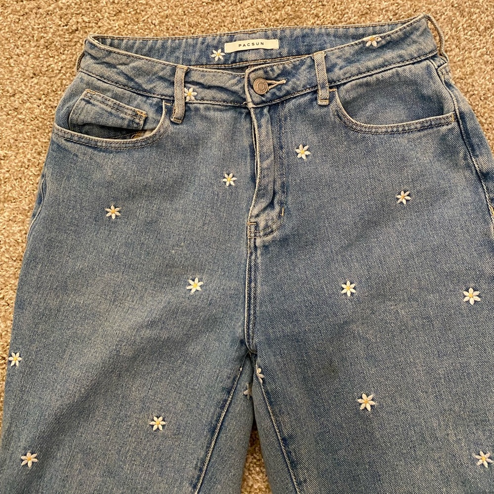 Pacsun: Raining Daisies High-waisted Mom Jeans